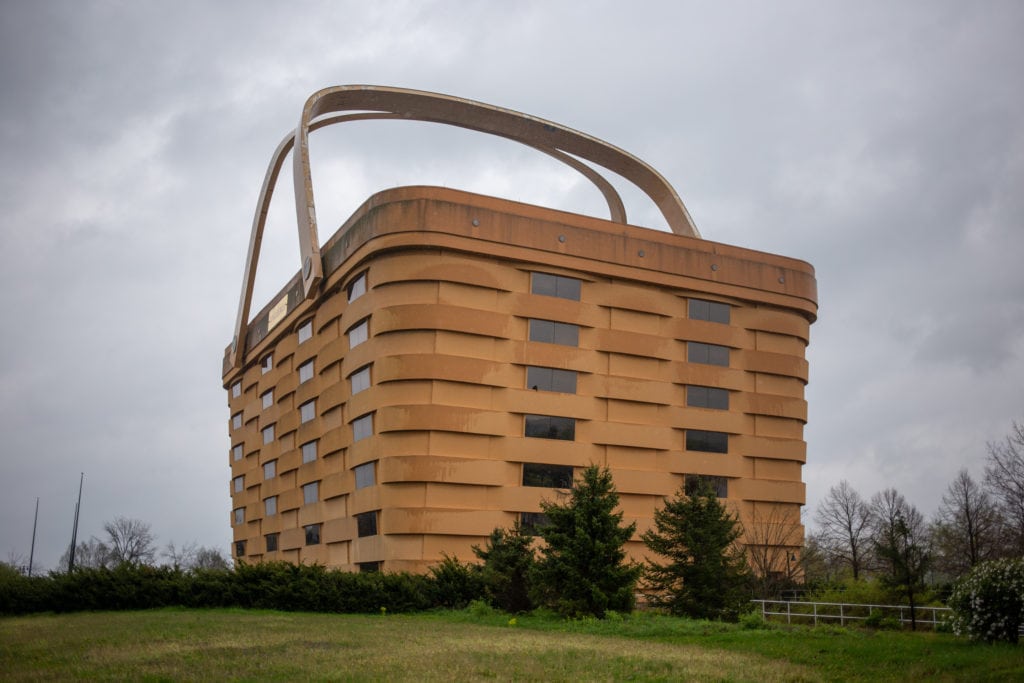 Basket-shaped building