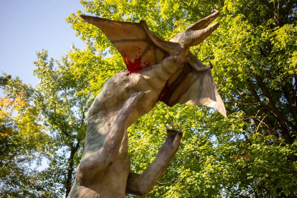 A Giganotosaurus grabs a Pteranodon out of the air