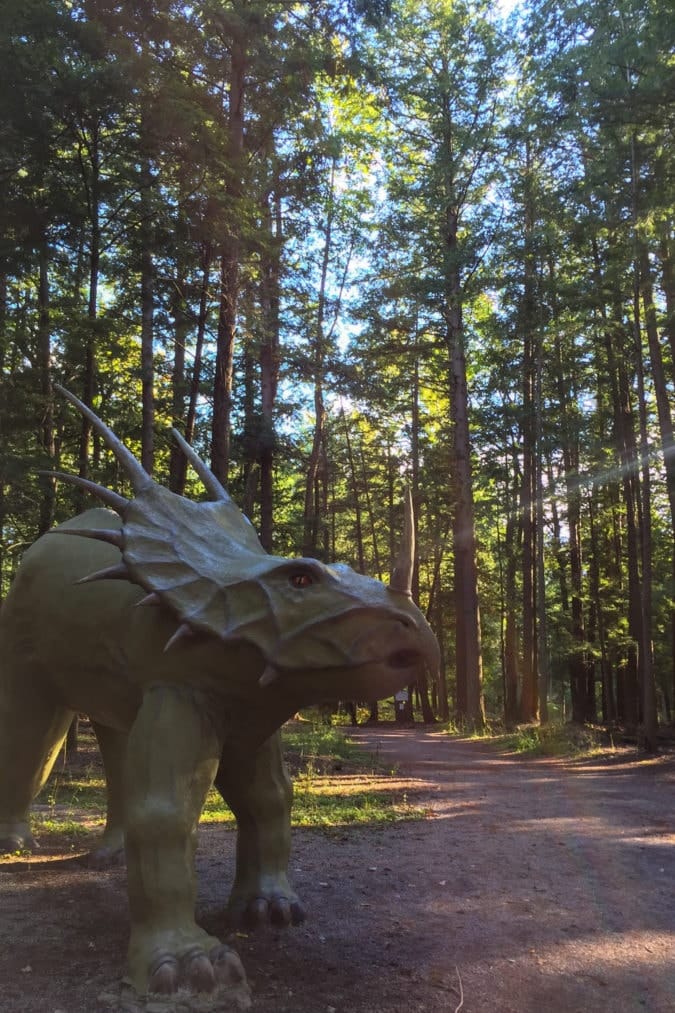 A stegosaurus statue