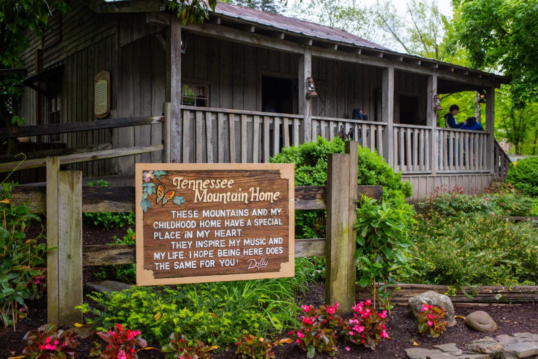 a small wooden cabin at dollywood
