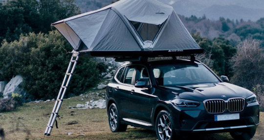 This 60-second rooftop-tent setup is a lifesaver on road trip overnights